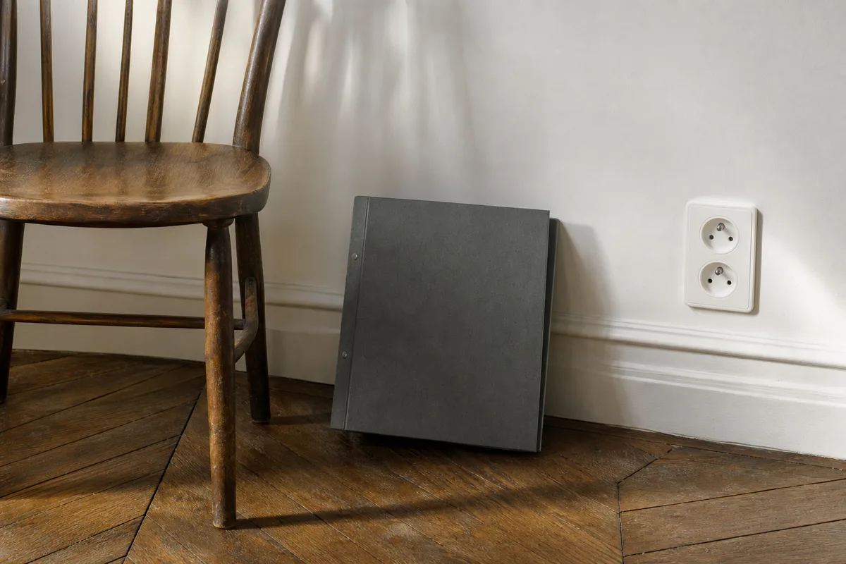Coin bureau d’un logement français avec prise électrique murale de standard européen français et chaise en bois
